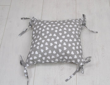 Poduszka bawełniana - Białe serduszka na szarym